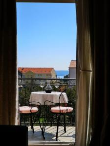 stół i krzesła na balkonie z widokiem w obiekcie Apartment Mardi w mieście Kaštela
