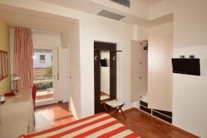 een slaapkamer met een bed, een bureau en een raam bij Albergo Cavallucci in Sermide