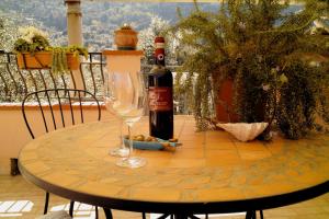 een fles wijn en een wijnglas op een tafel bij Stella maris holiday house in Sorrento