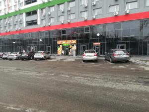 a parking lot with cars parked in front of a building at Smart-House Smart kvartira s kukhnei vozle metro. in Kyiv
