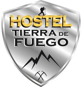 um escudo metálico com as palavras "Houston Emergência Fireoco" em Hostel Tierra de Fuego em Latacunga