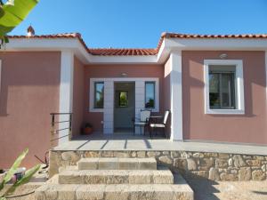 een klein huis met een patio bij Villa Margarita in Zóla