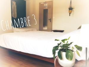 Postel nebo postele na pokoji v ubytování Logis Hôtel & Restaurant Linça