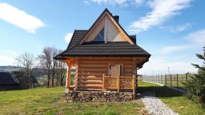 eine kleine Blockhütte mit Dachschräge in der Unterkunft Domek Góralski na Gubałówce in Zakopane