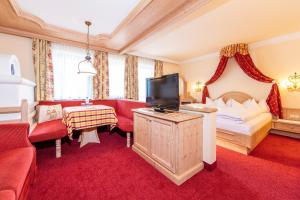 Camera con letto e TV di Hotel Serles a Mieders