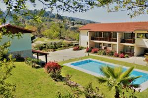 an image of a house with a swimming pool at Quinta do Bento in Vieira do Minho