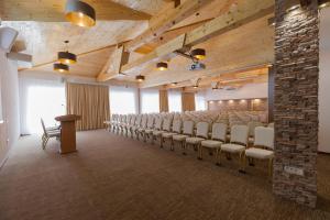 a conference room with a row of chairs and a table at Hotel Mirjana & Rastoke in Slunj