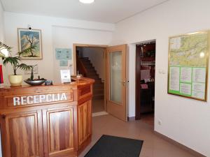 - un hall d'accueil avec une réception et un escalier dans l'établissement Hotel Gasperin Bohinj, à Bohinj