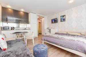 una camera con due letti e un tavolo e una cucina di Tatjanos apartamentai a Palanga