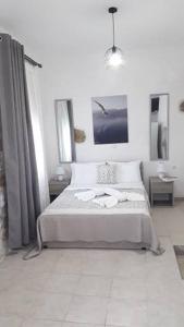 ein Schlafzimmer mit einem Bett mit zwei Handtüchern darauf in der Unterkunft Studio Rafaela in Matala