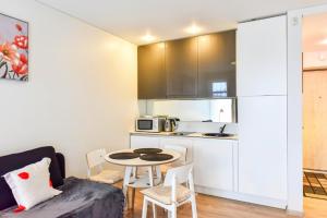 una piccola cucina con un tavolino e un tavolino con sedie di Tatjanos apartamentai a Palanga Altre 32 foto