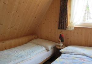 2 Einzelbetten in einem Zimmer mit Fenster in der Unterkunft Casetta Allegra Terreno C27 in Brezzo