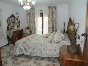 una camera con letto, tavolo e finestra di Casa de Los Albas, 6p a Montefrío