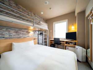 Un pat sau paturi într-o cameră la Super Hotel Takamatsu Kin en kan