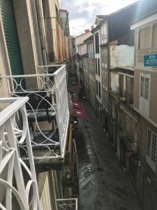 um beco num beco entre dois edifícios em A Casiña do Leo em Ourense