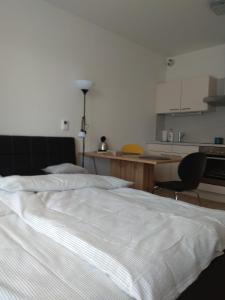 מיטה או מיטות בחדר ב-Košice Smart Apartmán