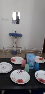 une table avec des plaques et un évier dans l'établissement Spice Cottage Homestay, à Thekkady 125 autres photos