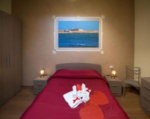 Casa Aruci Sweet Home في شيكلي: غرفة نوم بسرير احمر مع نافذة