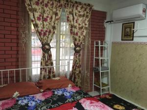 Voodi või voodid majutusasutuse RB Double Storey Bandar Tasik Selatan Homestay toas