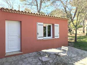 um pátio com uma mesa e cadeiras em frente a um edifício em Studio indépendant calme pas loin du centre em Nîmes