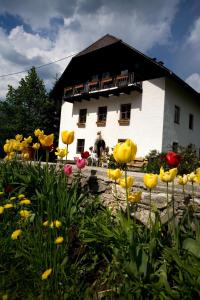 un edificio blanco con flores delante en Ferienhof Rotbuchner, en Vorderstoder