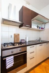 Kuchyň nebo kuchyňský kout v ubytování Studio M Zagreb