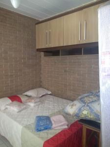 sypialnia z dużym łóżkiem z ręcznikami w obiekcie Meu lugar sana w mieście Sana
