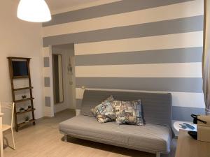 ラ・スペツィアにあるAnciua delle Cinque Terreの縞模様の壁の部屋のソファ