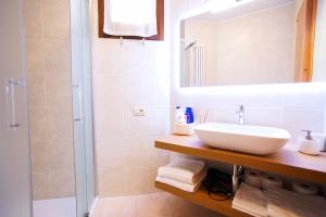 La salle de bains est pourvue d'un lavabo et d'une douche. dans l'établissement Guest House Marco Polo, à Vicence