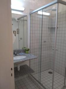 Ein Badezimmer in der Unterkunft Flat Cavalinho Branco -102