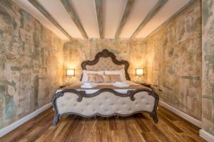 Posteľ alebo postele v izbe v ubytovaní Plaza Marchi Old Town - MAG Quaint & Elegant Boutique Hotels