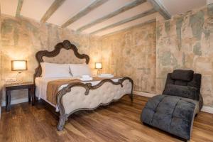 Posteľ alebo postele v izbe v ubytovaní Plaza Marchi Old Town - MAG Quaint & Elegant Boutique Hotels