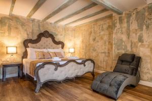 Posteľ alebo postele v izbe v ubytovaní Plaza Marchi Old Town - MAG Quaint & Elegant Boutique Hotels