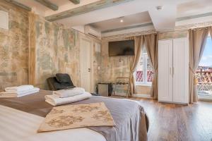 Posteľ alebo postele v izbe v ubytovaní Plaza Marchi Old Town - MAG Quaint & Elegant Boutique Hotels