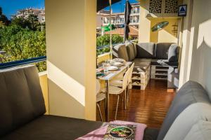 - un balcon avec une table et des chaises dans l'établissement Olhos Do Mar Albufeira, à Albufeira