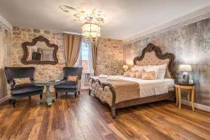 Posteľ alebo postele v izbe v ubytovaní Plaza Marchi Old Town - MAG Quaint & Elegant Boutique Hotels
