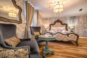 Posteľ alebo postele v izbe v ubytovaní Plaza Marchi Old Town - MAG Quaint & Elegant Boutique Hotels