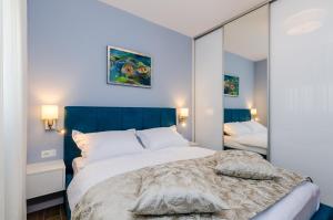 ein Schlafzimmer mit einem Bett und einem großen Spiegel in der Unterkunft New Art Apartment in Dubrovnik