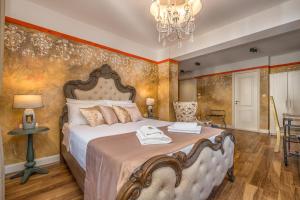 Posteľ alebo postele v izbe v ubytovaní Plaza Marchi Old Town - MAG Quaint & Elegant Boutique Hotels