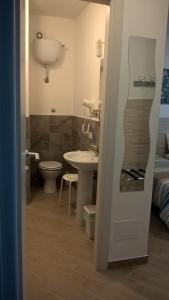 Baño pequeño con lavabo y aseo en VACANZA a CASA, en Roma