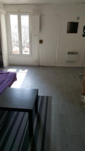 an empty room with a table and a window at Appartement JARDINS DU LOUVRE in Paris