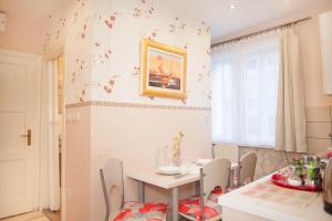 Un comedor con mesa y sillas en Ba & Bo, en Šibenik