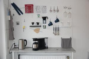 um balcão de cozinha com utensílios numa parede em Privatquartier 73 em Wietzen