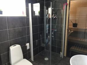 Kylpyhuone majoituspaikassa SINITALO
