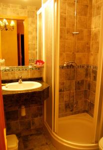 uma casa de banho com um chuveiro e um lavatório. em La Noguera em Palomera
