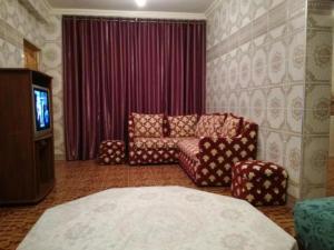 salon z kanapą i telewizorem w obiekcie Appartement belle vue w mieście Mʼdik