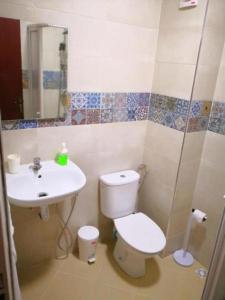 łazienka z toaletą i umywalką w obiekcie Appartement belle vue w mieście Mʼdik