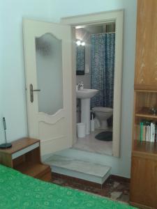 ガリポリにあるGallipoli centroのベッドルーム1室(シンク、シャワー付きのバスルーム付)