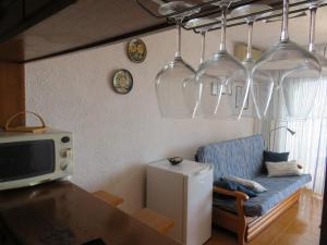 a living room with a blue couch and some wine glasses at Panorama 29 in Miami Platja