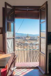 een raam met uitzicht op de stad bij BENDITA CASA in Granada